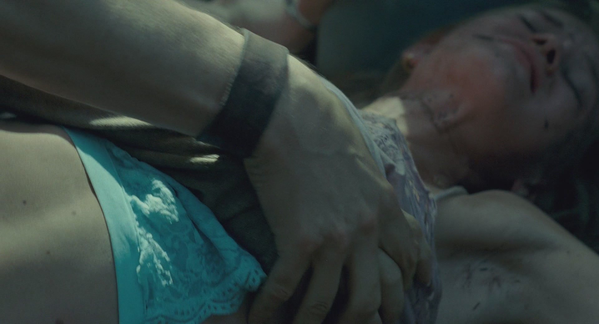 sara paxton nude - no knickers skirt amalia klavdia