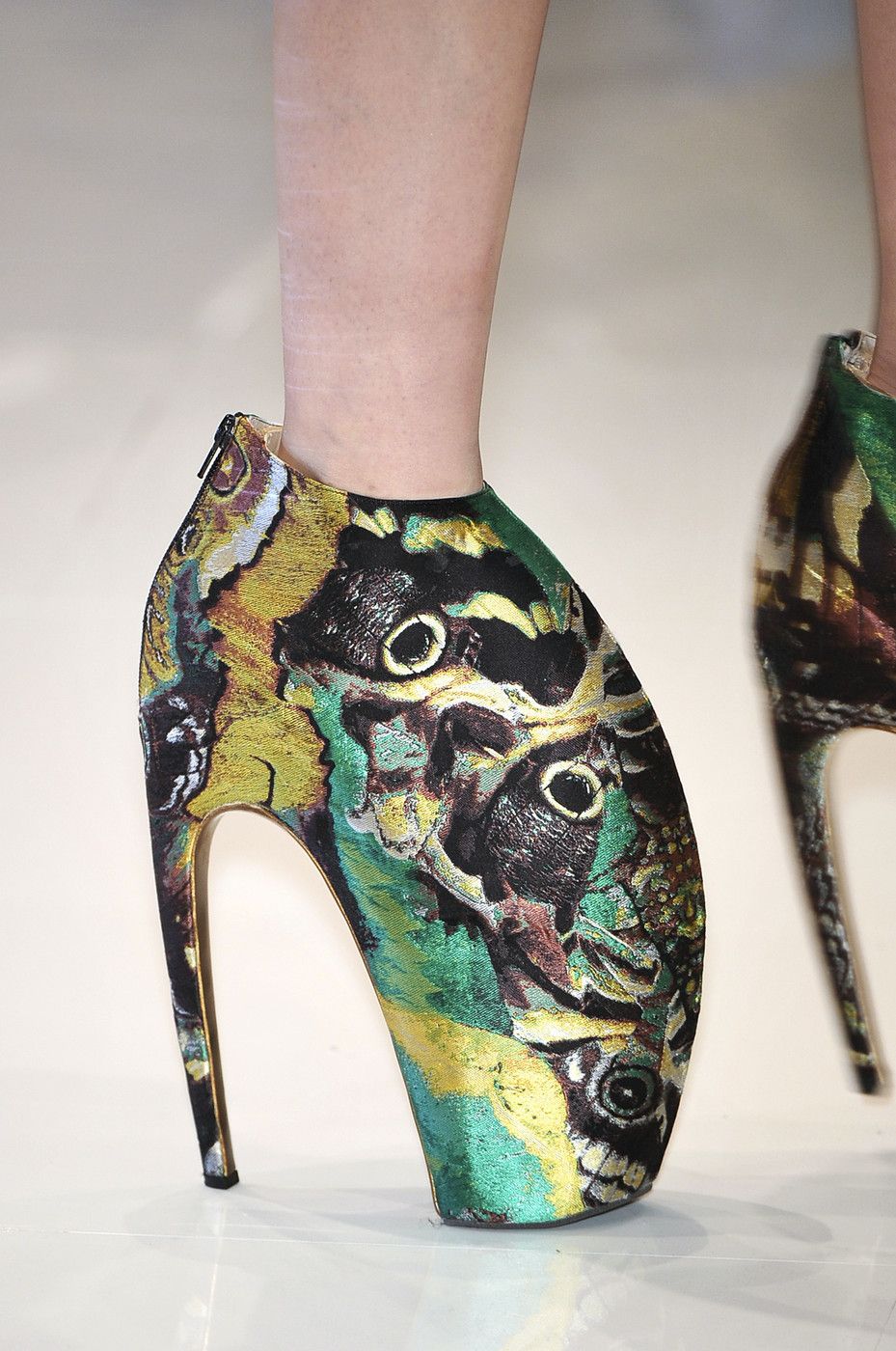 craziest high heels - mira monroe facial cinna bunz