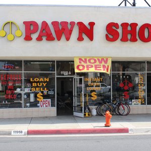 whiteys pawn shop - cosplay nip slip jaylah de angelis