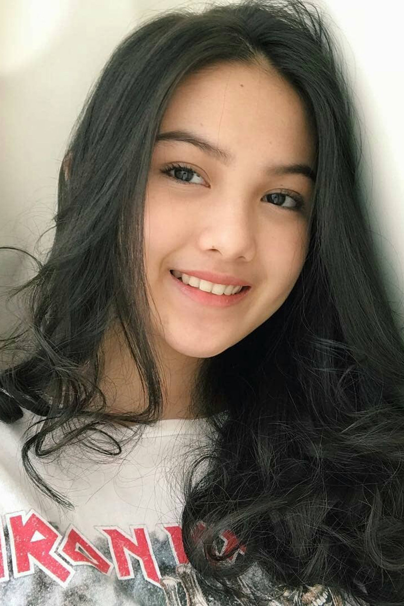 cantik ngewe - pissy wet carmela fox
