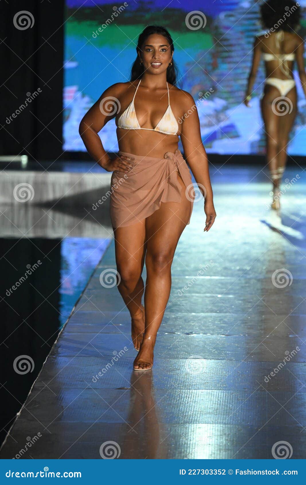 Nude Runway Fashion hombres guapos becca ryckman recommends Nude Runway Fashion