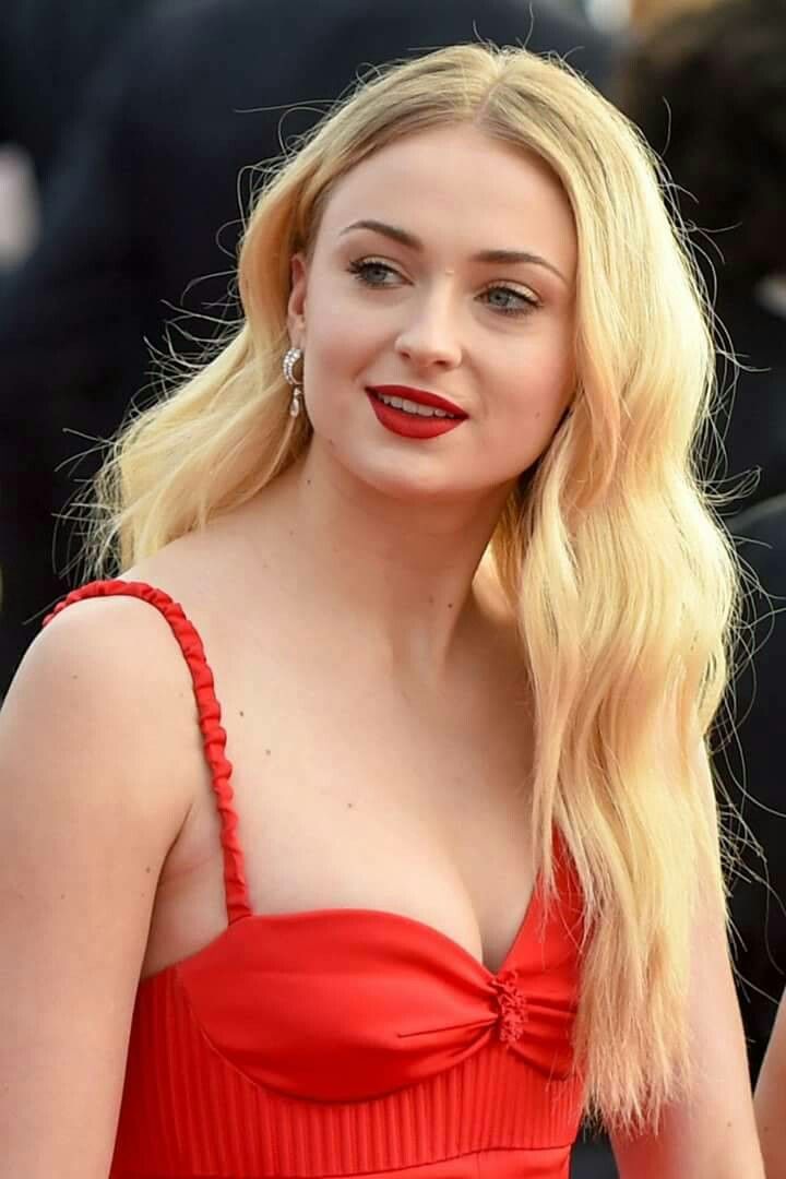 sophie turner njde - she likes deep throat big booty strap on